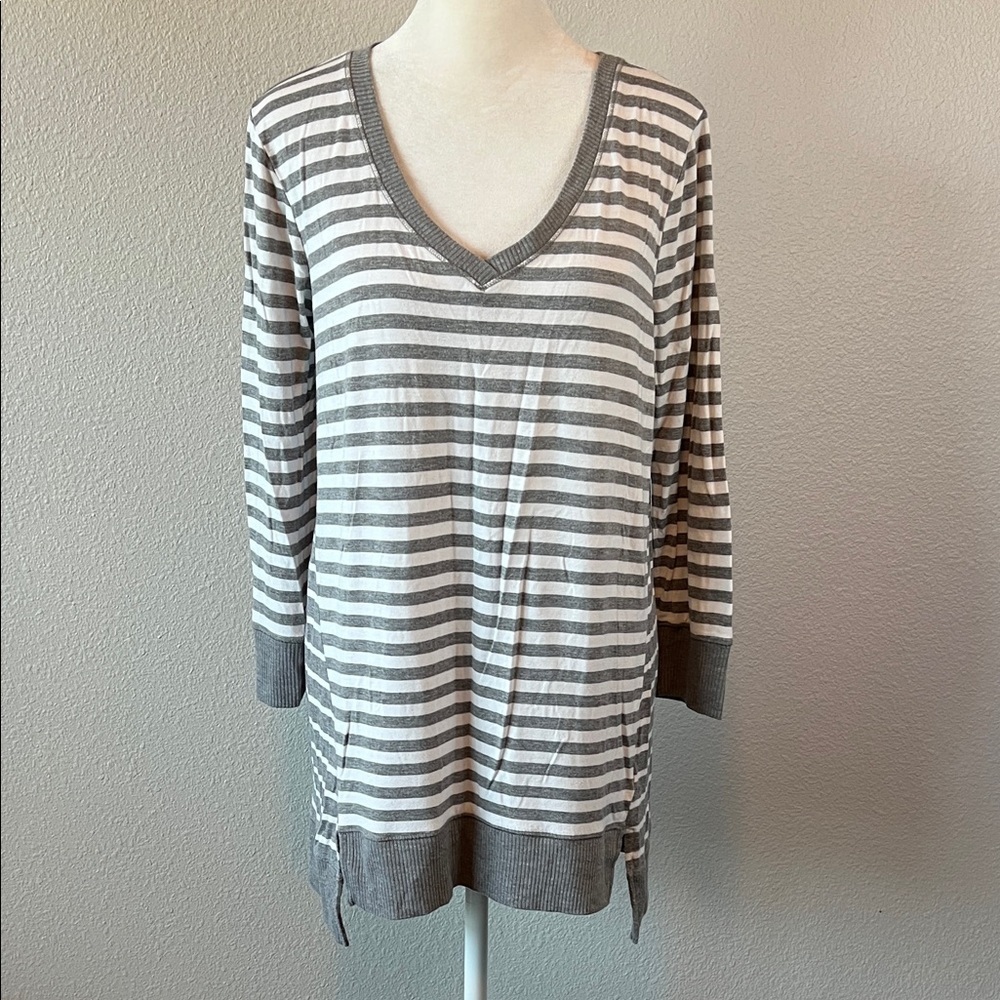 Cable & Gauge VNeck Striped Tunic Gray/White Size Medium